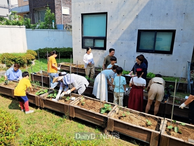 대구 남구. ‘나는 드림스타트 꼬마농부’ 자연 관찰 학습 프로그램 진행 모습. (사진=남구 제공)