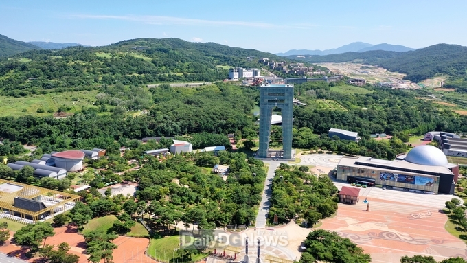 경북문화관광공사 제공) . 경주엑스포대공원 전경(앞)