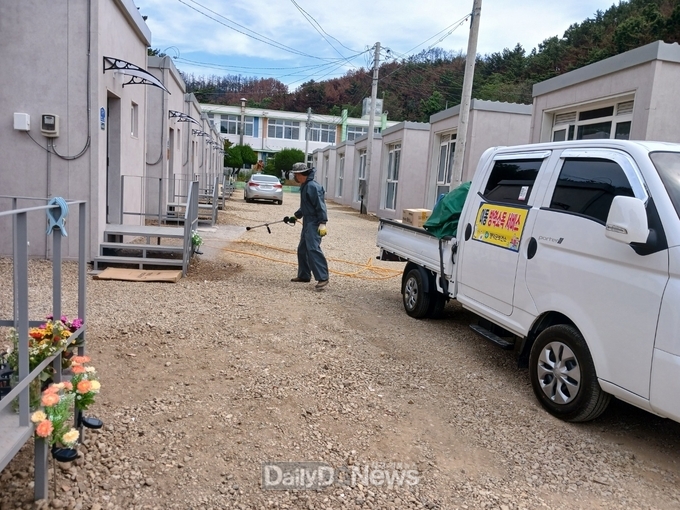 경상북도 제공) 영덕 임시거주시설 방역