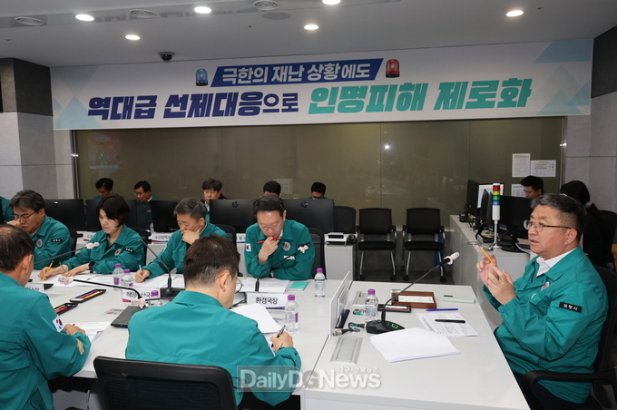 포항시는 본격적인 장마철을 앞두고 18일 장상길 부시장 주재로 재난안전상황실에서 ‘장마 대응 긴급대책회의’를 개최했다.