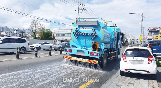 영천시, 여름철 폭염대비 시가지 도로 살수작업 실시