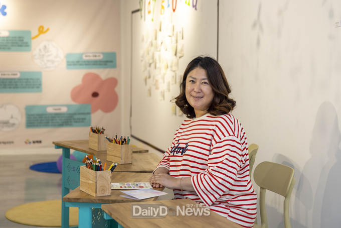 칠곡군 제공) 칠곡의 생활예술 교육 단체‘놀배즐’ 서정은 대표가 전시 공간에서 환하게 미소 짓고 있다.