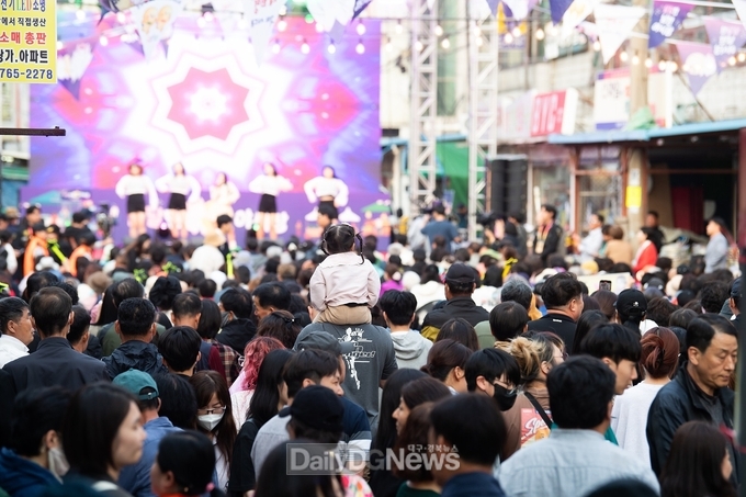 외지인도 반한 ‘낭만이 깊어가는 구미야시장', 20만 명 발길 이끌어