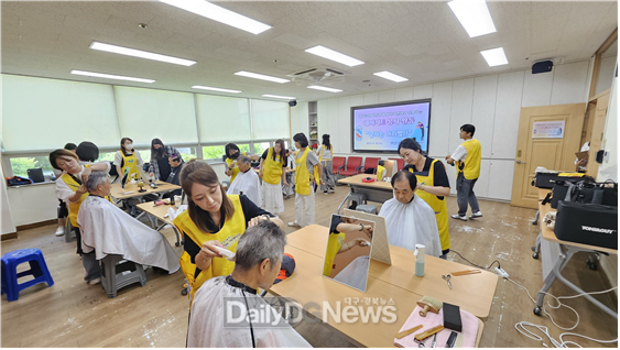 대구공업대학교 헤어디자인과. 달서구 노인복지회관에서 커트 봉사활동 진행 모습. (사진=대구공업대 제공)