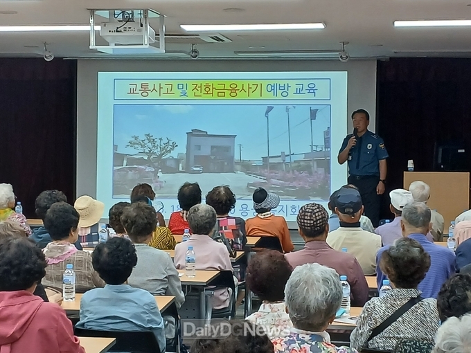 사진은 예천서 용궁파출소장 노인대학 특강 장면