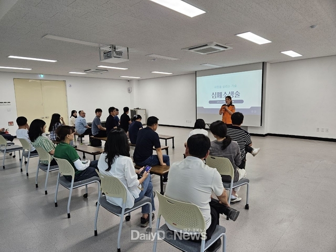 군위군, 공무원 대상 심폐소생술 및 자동심장충격기 교육