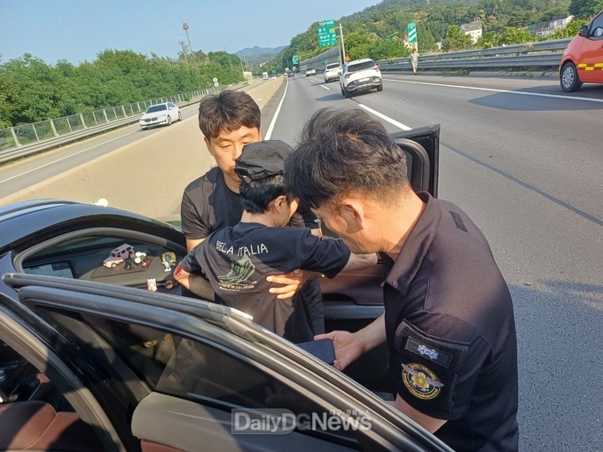 경북소방본부 제공) 경북119특수대응단 구조팀이 6월 18일 사고 현장에서 운전자를 구조하고 있다.