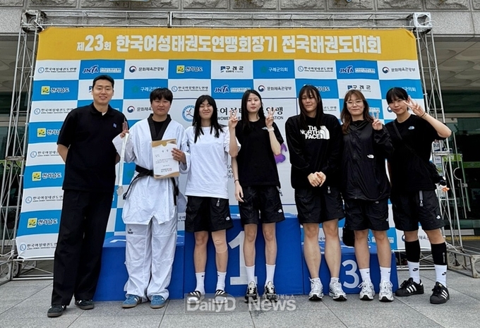 제23회 한국여성태권도연맹회장기 전국태권도대회를 마친 경주시청 여자태권도팀 선수들이 단체 기념촬영을 하고 있다. 사진 왼쪽부터 이상제 감독, 박주아, 황수진, 박수빈, 윤재은, 강다현, 김가현 선수<br>
<br>
제23회 한국여성태권도연맹회장기 전국태권도대회를 마친 경주시청 여자태권도팀 선수들이 단체 기념촬영을 하고 있다. 사진 왼쪽부터 이상제 감독, 박주아, 황수진, 박수빈, 윤재은, 강다현, 김가현 선수<br>
<br>
