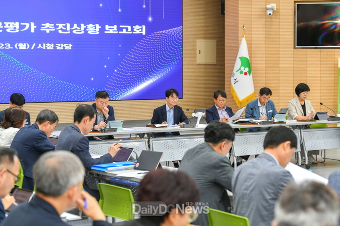 이재훈 영주시장 권한대행이 부서별 추진계획을 점검하고 있다