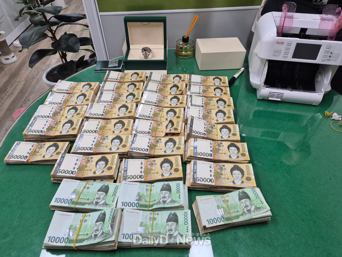 경북경찰 제공 )압수한 현금 사진