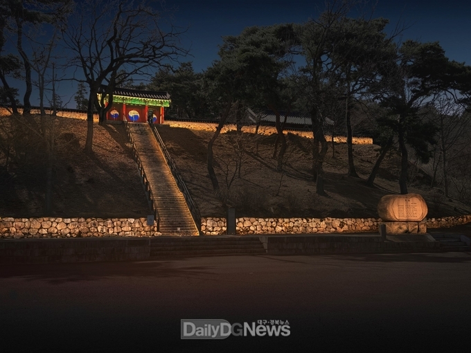 경주시 인왕동에 위치한 상서장 외삼문 야경. 외삼문과 담장, 석축, 유허비, 고운대 등에 경관조명 등 야간 경관 개선 사업을 추진 중이다.
