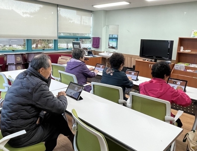 군위군보건소 치매안심센터, 인지강화교실 프로그램 운영