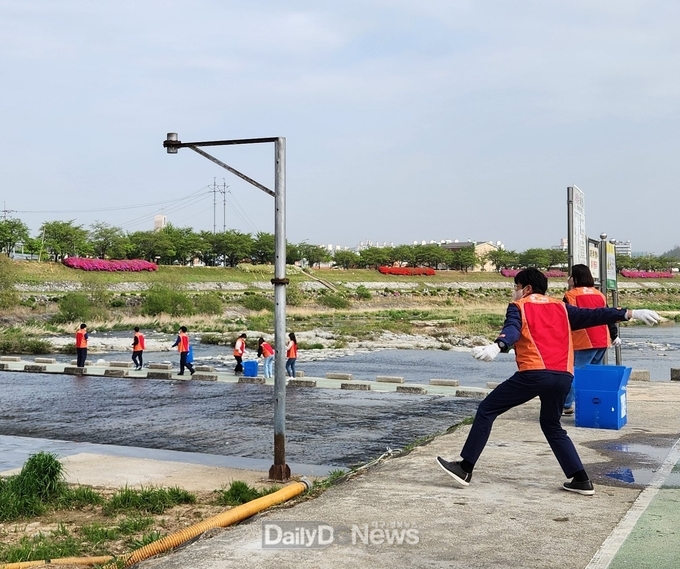 SK스페셜티 임직원으로 구성된 행복나눔봉사단, 서천 주변 쓰레기 수거 및 수질 개선에 효과적인EM흙공 던지기