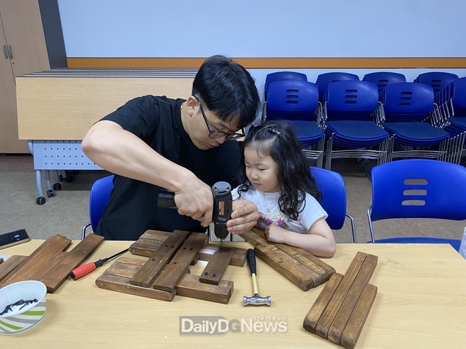 영덕군가족센터, 아빠와 함께하는 목공예 체험 운영