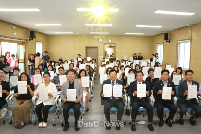 경주시는 27일, 황남동행정복지센터에서 저출생 부담 타파 4대 문화운동 동참 서명을 진행했다