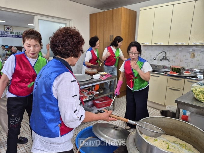 지난 28일 금호읍 황정리 노인회관에서 어르신들께 대접할 국수를 삶고 있는 스타사랑봉사단원들(제일 오른쪽, 김서현 단장)