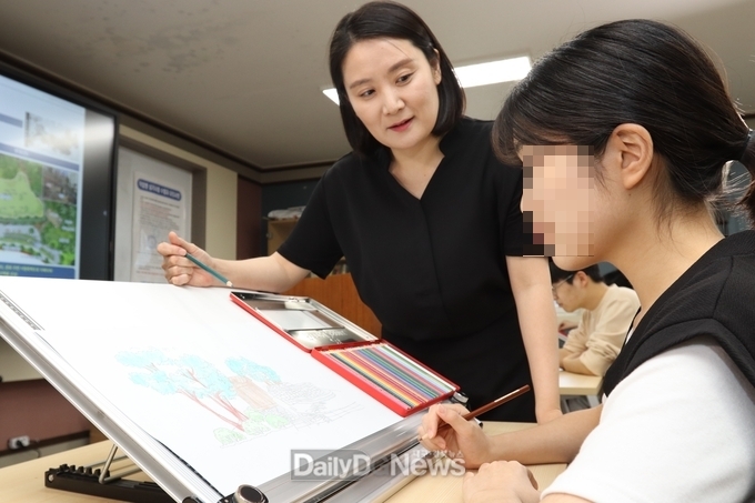 구미대학교 제공) 박금미 도시조경디자인과 학과장이 학생에게 실습 지도를 하고 있다.