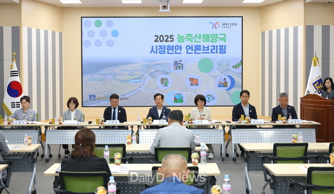 경주시는 30일 시청 대회의실에서 농축산해양국과 농업기술센터 합동 언론브리핑을 개최했다