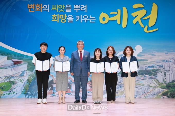 사진 왼쪽부터 ▲유동준 선생님(예천여자고등학교), ▲장우영 선생님(대창고등학교), ▲김희진 선생님(예천중학교) ▲이경옥 선생님(호명초등학교) ▲박주연 선생님(예천초등학교)
