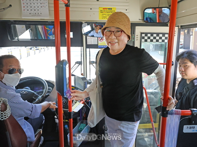  1일 오전, 경주시내버스에서 어르신이 무임카드를 단말기에 태그하며 탑승하고 있다. 이 카드는 만 70세 이상 경주시민에게 발급되는 시내버스 무료 이용 전용 카드다.