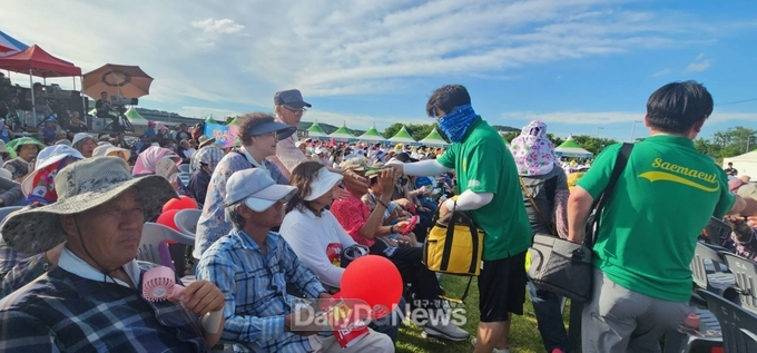 군위군 새마을회, ‘군민화합한마당’에 시원한 간식 제공