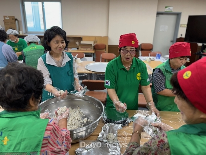 군위군 새마을부녀회,‘군민화합한마당’에 사랑의 주먹밥 선물