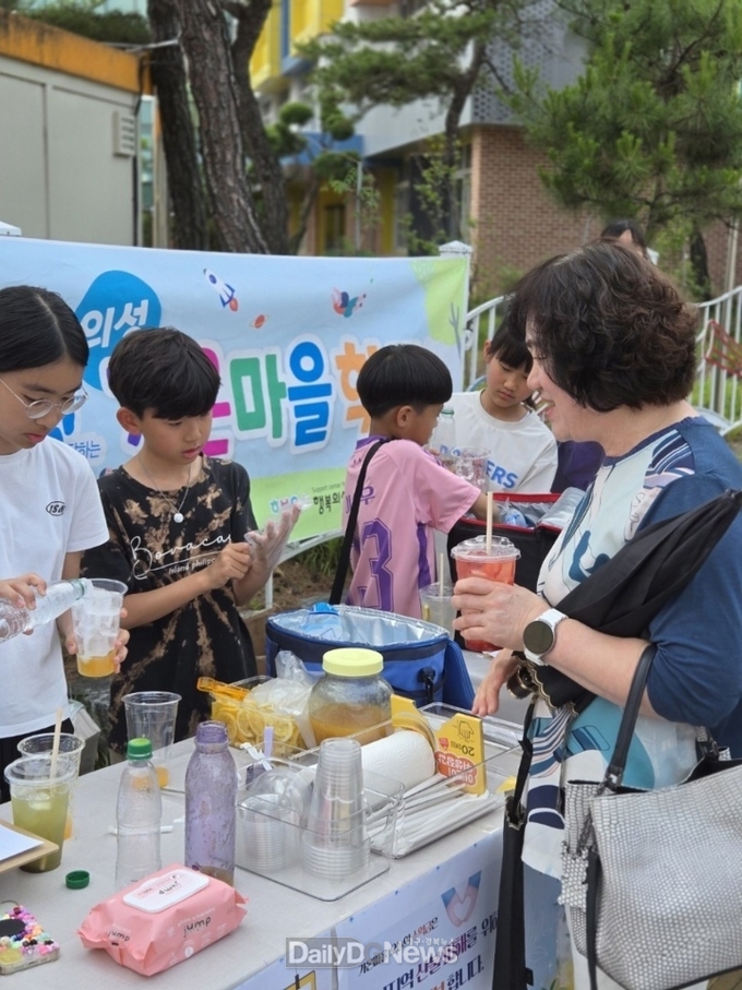 의성가온마을학교 학생들 직접 만든 수제 음료을 판매하고 있다.