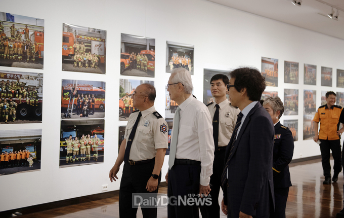 계명대학교. 대구 중부소방서 소속 소방관 인물사진 전시회 개최 모습. (사진=계명대 제공)