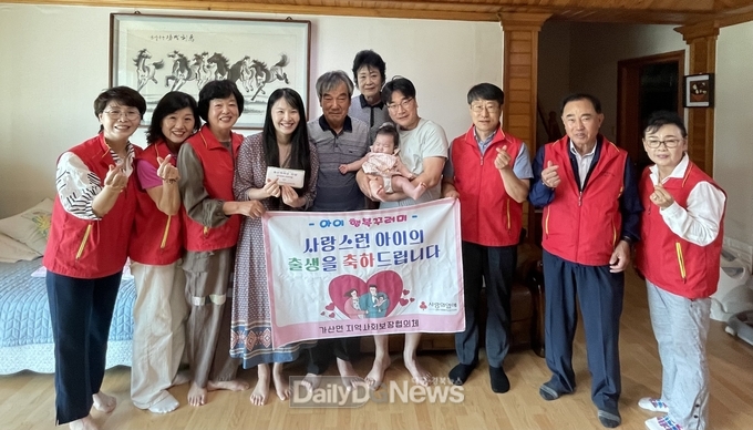 가산면 지역사회보장협의체‧상공인회, 출산가정에 따뜻한 축하금 전달