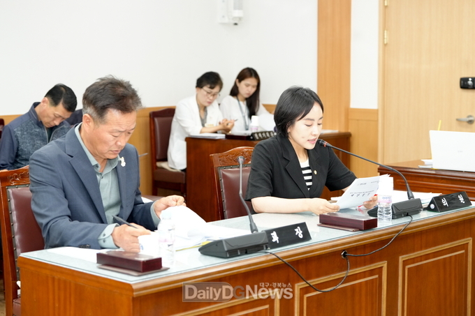 김소현 경주시의회 경제산업위원이 「경주시 기업 및 투자유치 촉진 조례 일부개정조례안」를 발의하고 있다.