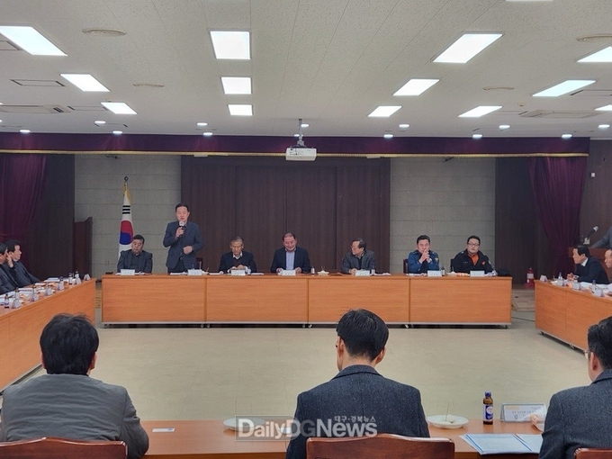  손대기 기업투자지원과장이 외동공단연합회원들에게 경주 투자환경 변화에 대해 설명하고 있다.