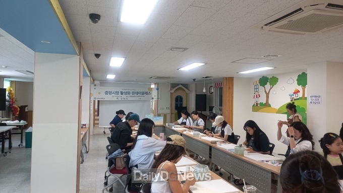 새마을중앙시장에서 드로잉만들기 체험을 하고 있다.
