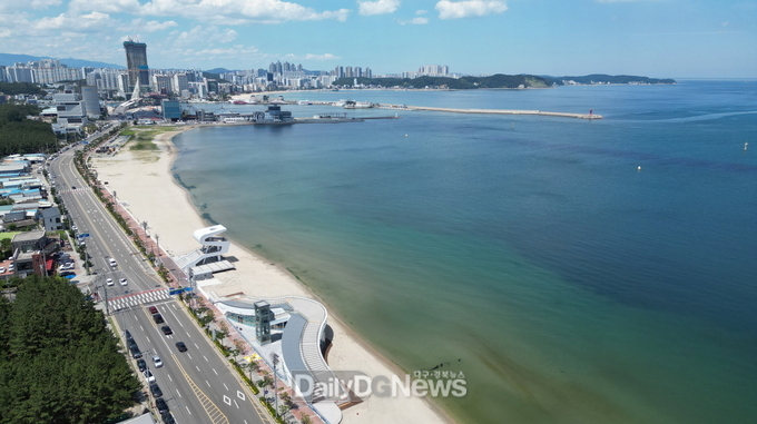18년 만에 개장을 앞두고 있는 송도해수욕장 전경.