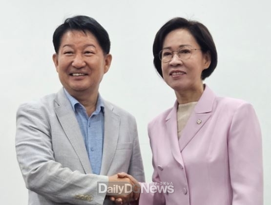 국민의힘 대구시당 3층에서 열린 기자회견에서 권영진 국회의원(대구 달서구병)과 이인선 의원(대구 수성구을)이 악수를 나누고 있다. (사진=이준호 기자)