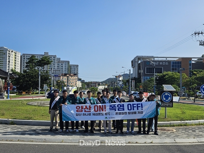 군위군, 출근길 시민 대상 폭염 극복 거리 캠페인 펼쳐
