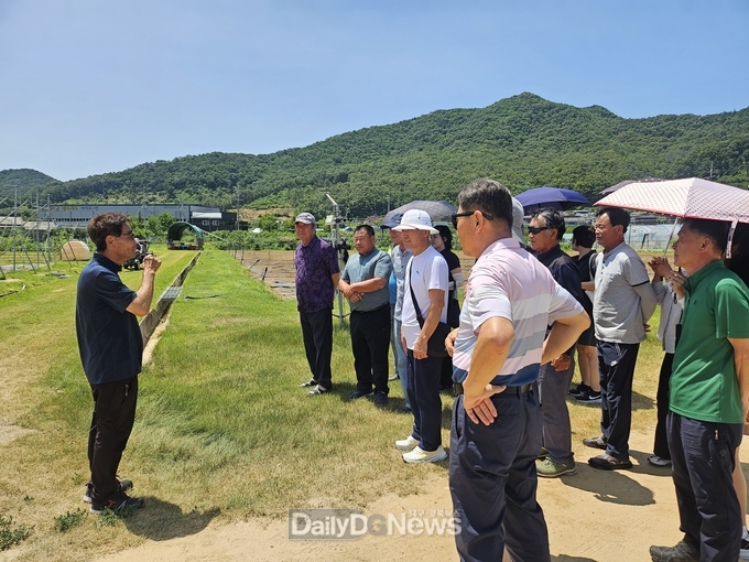 부산 작목반, 군위군 과학영농실증시범포 견학