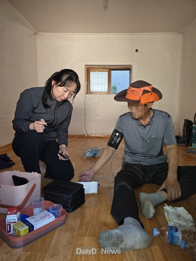 군위읍 찾아가는 보건복지팀, 저혈당 쇼크로 쓰러진 위기가구 주민 생명 구해