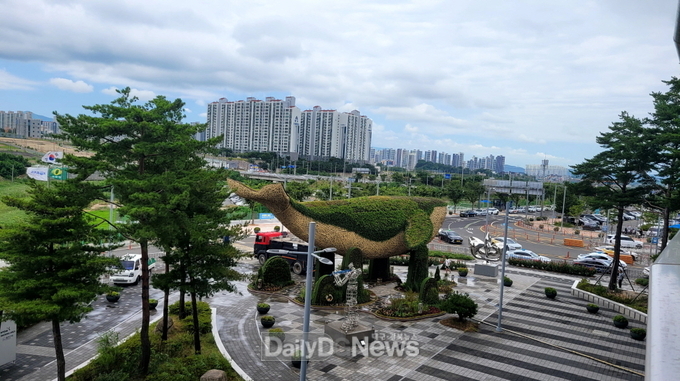 포항역 광장에 조성된 ‘고래’를 형상화한 꽃탑.