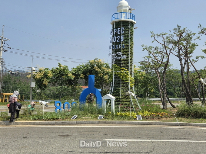 포항경주공항 앞에 조성된 포항을 상징하는 ‘등대’를 형상화한 꽃탑.