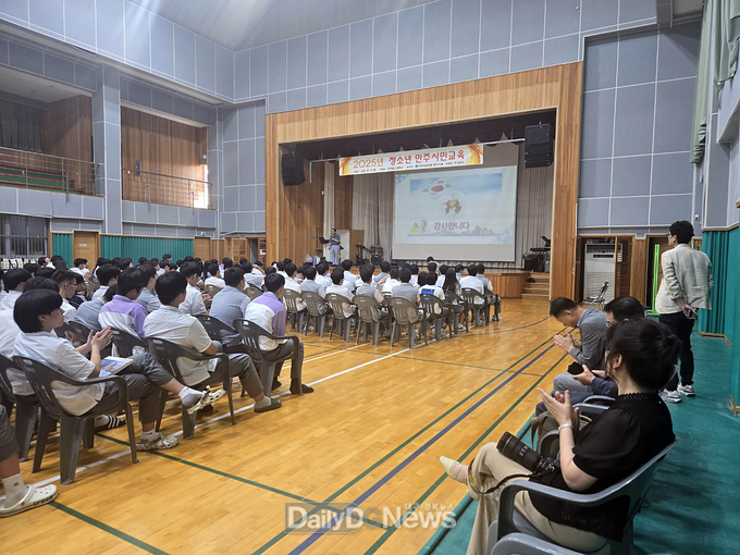 한국자유총연맹영주시지회에서 한국철도고등학교 학생들을 대상으로 민주시민교육을 진행하고 있다