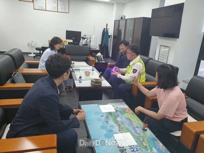 재활용품 수집 노인·장애인 대상 LED안전표시등 배부