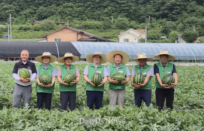 경북도 제공) 봉화 재산지구 참여농가 관계자 기념촬영(오른쪽_3번째_봉화군수__4번째_김주령_도_농축산유통국장__5번째_박창욱도의원)