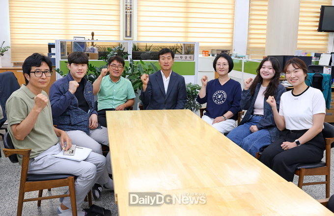 15일 경주시 건축허가과 한상식 과장(가운데)과 직원들이 농지보전부담금 환급 성과를 기념하며 사무실에서 파이팅을 외치고 있다.<br>
