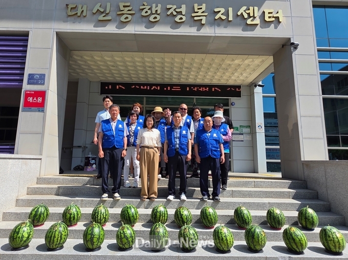 김천시 대신동 바르게살기협의회, 무더위엔 수박 한 통!