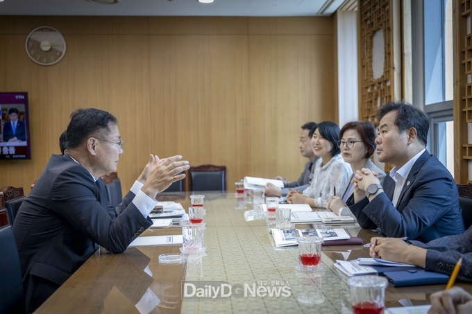김재욱 칠곡군수, 경북도청 방문... 도비 확보 위한 현안사업 적극 건의