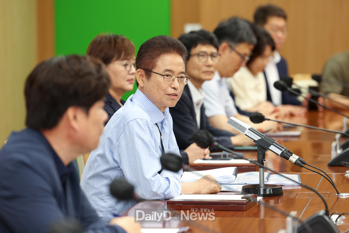 7월 15일 간부회의 주재하고 있는 이철우 도지사