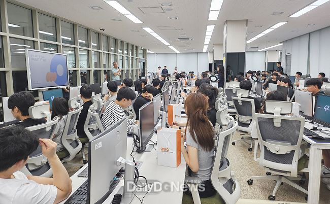 (재)경산이노베이션아카데미는 14일부터 3기 B 교육생들의 1개월 집중교육 과정인 ‘라피신(La Piscine)’을 시작했다. 사진은 지난 13일 라피신 진행을 위한 오리엔테이션(OT)에 참석한 교육생들의 모습.