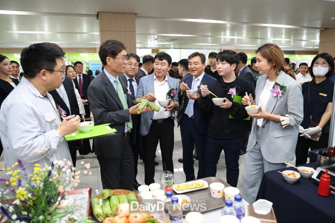 15일 한국도로공사 본사에서 함진규 한국도로공사 사장(왼쪽에서 두 번째)이 심사위원단과 함께 휴게소 시그니처 음식을 시식하고 있다