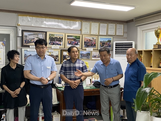 서윤수 명예동장 고향 어르신들에게 초복맞이 행복 나눔