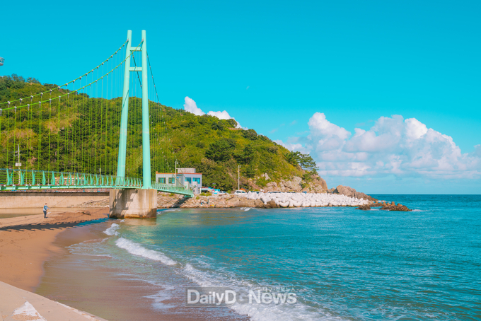 경북문화관광공사 제공) 영덕 블루로드 트레킹 코스 현수교